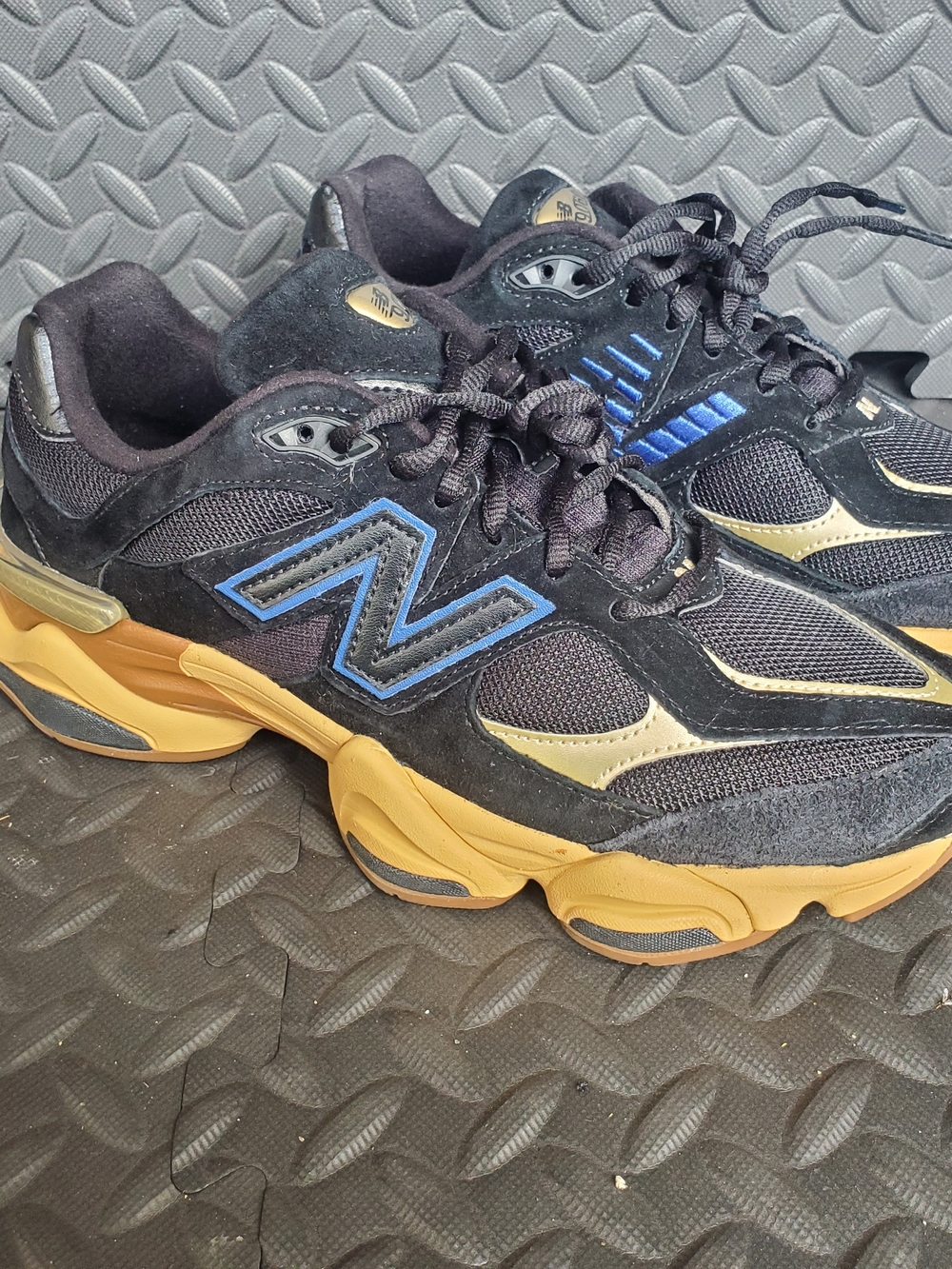 New Balance Men’s Black & Gold Retro Runner